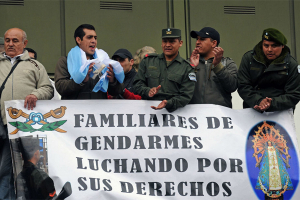 Siguen las protestas de gendarmes y prefectos