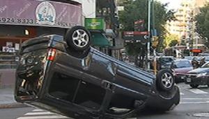 Accidente en Caballito: una camioneta choco y volcó