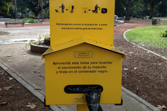 Instalan dispenser para corregir el mal hábito de no levantar el excremento canino