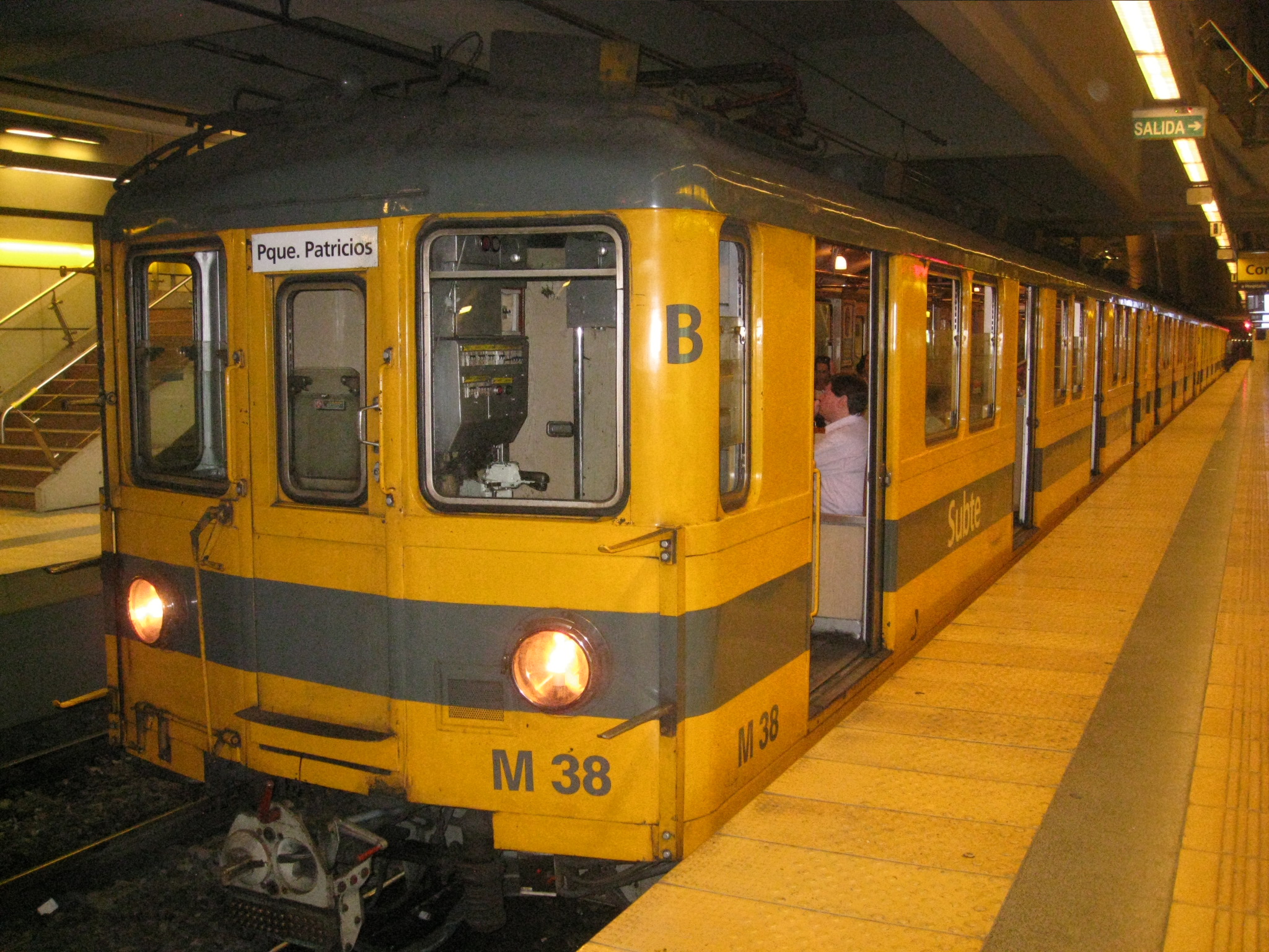 La Justicia instó a Grafiteros a limpiar vagones del Subte.