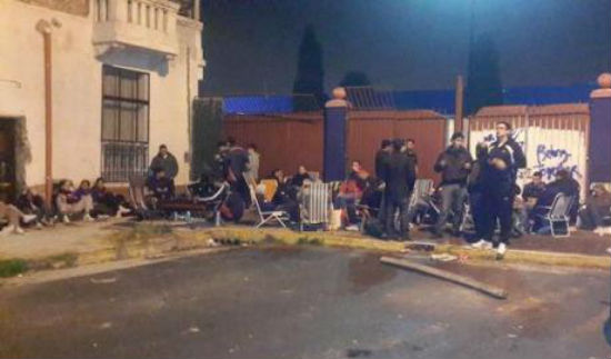 Hinchas del Ciclón de Boedo, acampan para conseguir una entrada para el partido de ida…