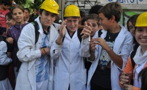 Padres y alumnos de una escuela de Caballito reclamaron la poda de los árboles