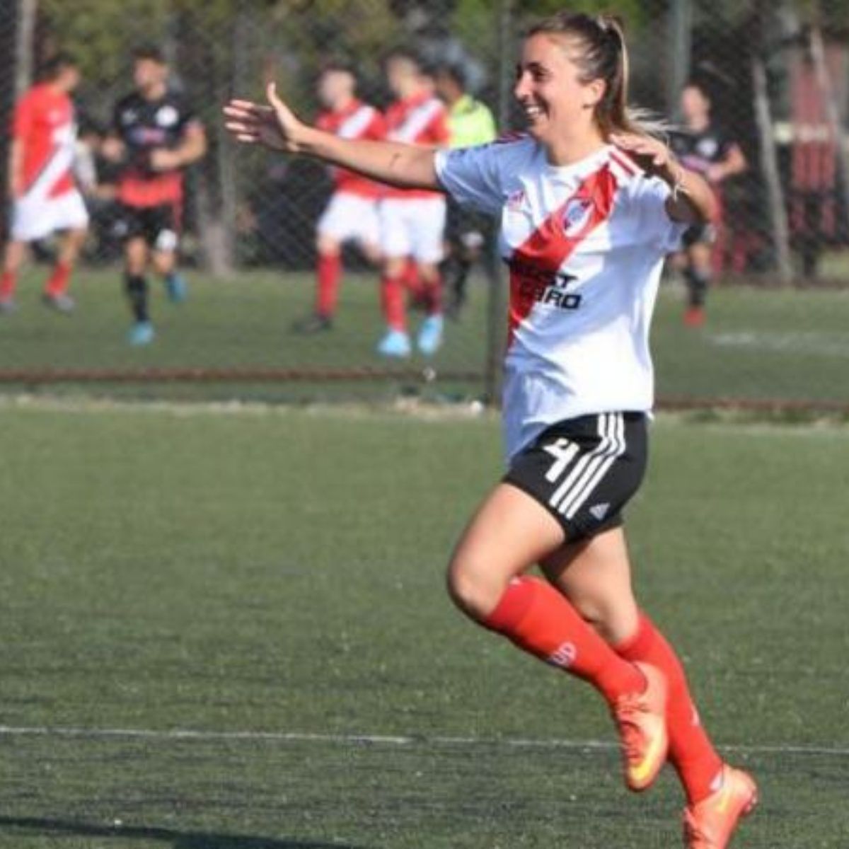 Daiana Leguizamón ayuda en las calles de Caballito