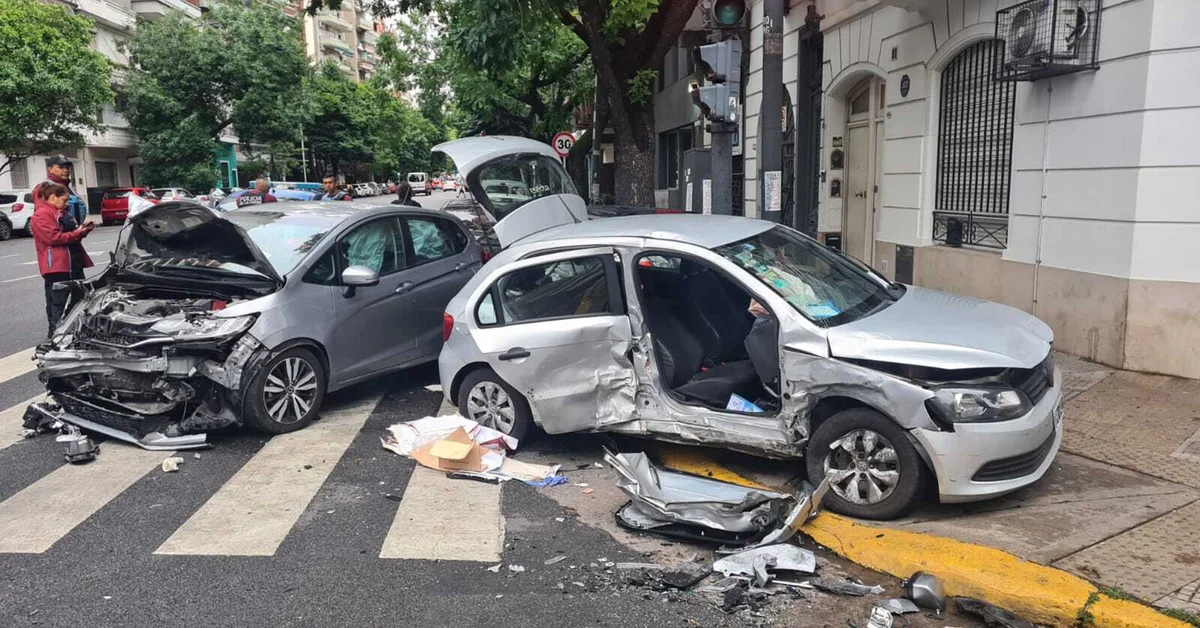 Violento choque en Caballito: una mujer cruzó en rojo y quedó atrapada dentro de su auto