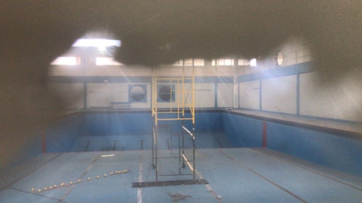 Vecinos de Parque Chacabuco denuncian demoras en obras del natatorio del Polideportivo