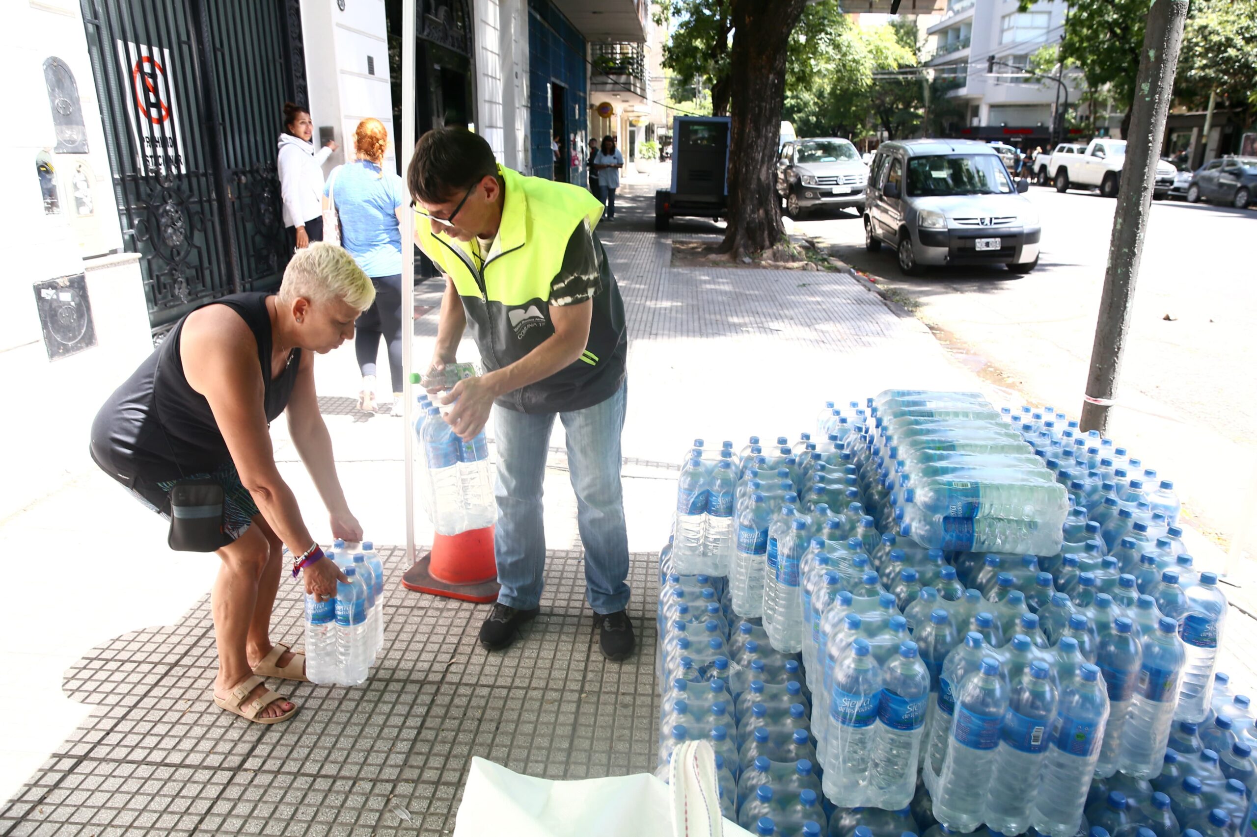 Operativo del Gobierno porteño en Caballito: se trabaja en el llenado de tanques de agua a los vecinos afectados por los cortes de luz
