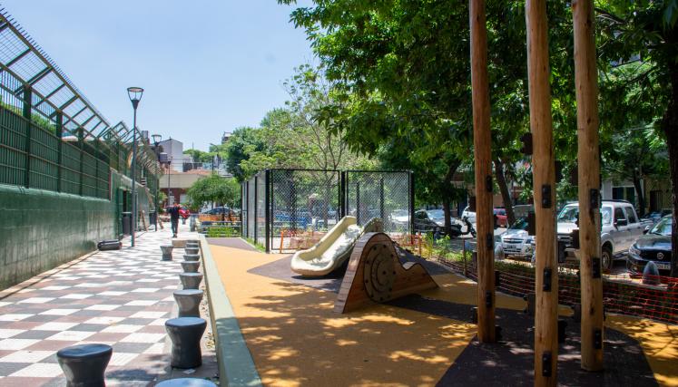 La Plazoleta José Bonifacio y Centenera quedó renovada con más verde, juegos y espacios comunitarios