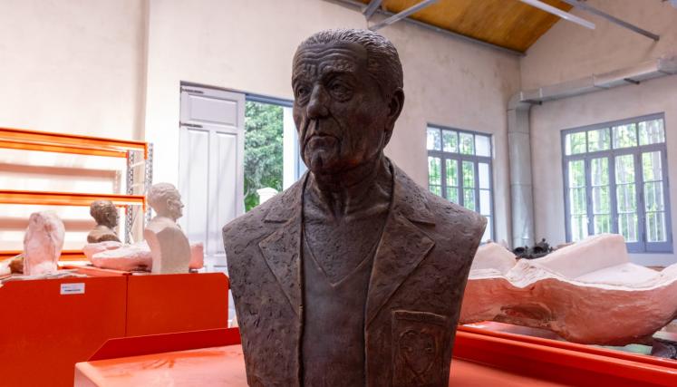 La Ciudad inauguró la primera escultura en homenaje a Favaloro